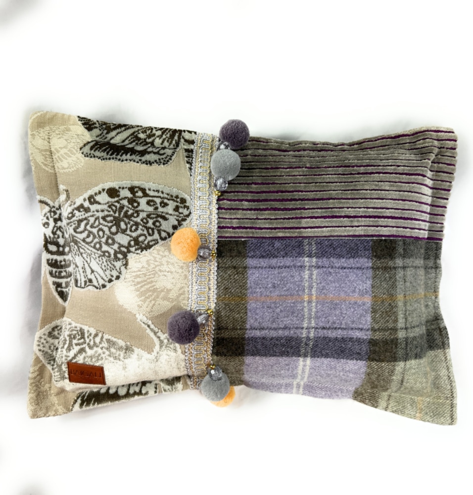 Cushion with bobbles